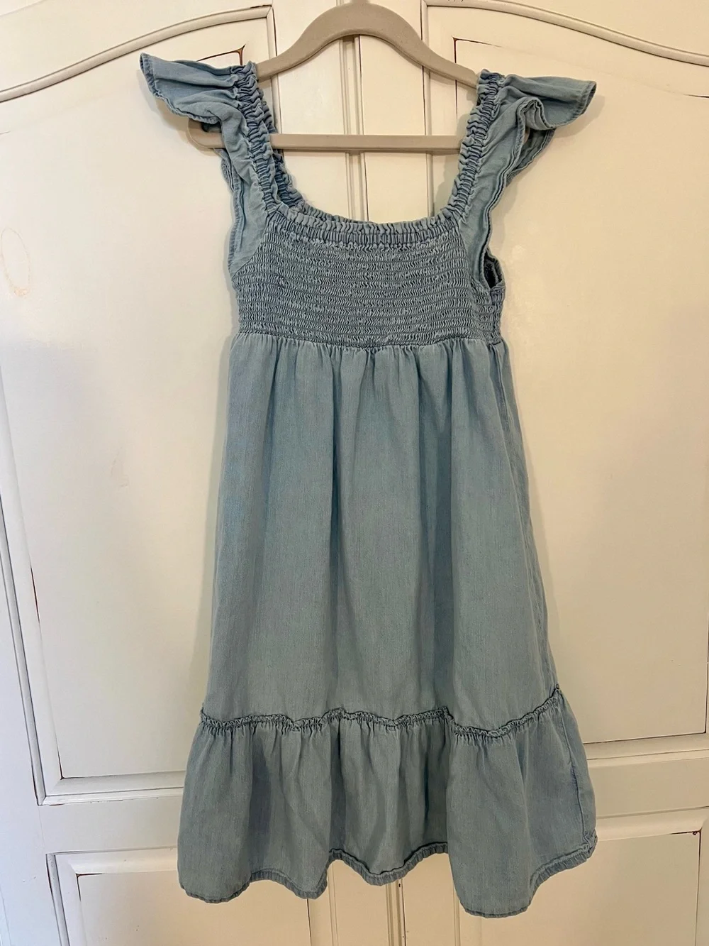 GAP Light Blue Chambray Ruffled Shoulder Smocked Bodice Girls Dress Size 6-7
